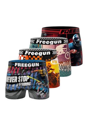 Quatre boxers Freegun colorés présentant des motifs sur le thème du sport : skateboard, motocross, BMX et football américain.