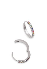 Silverfärgade hoopörhängen med flerf�ärgade ädelstenar som är inlagda längs den främre kanten, med en slät, polerad yta och en säker låsdesign.