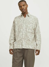 Cămașă cu nasturi de un gri deschis, cu un model paisley în nuanțe de bej și verde. Are un buzunar pe piept, mâneci lungi și o croială lejeră.