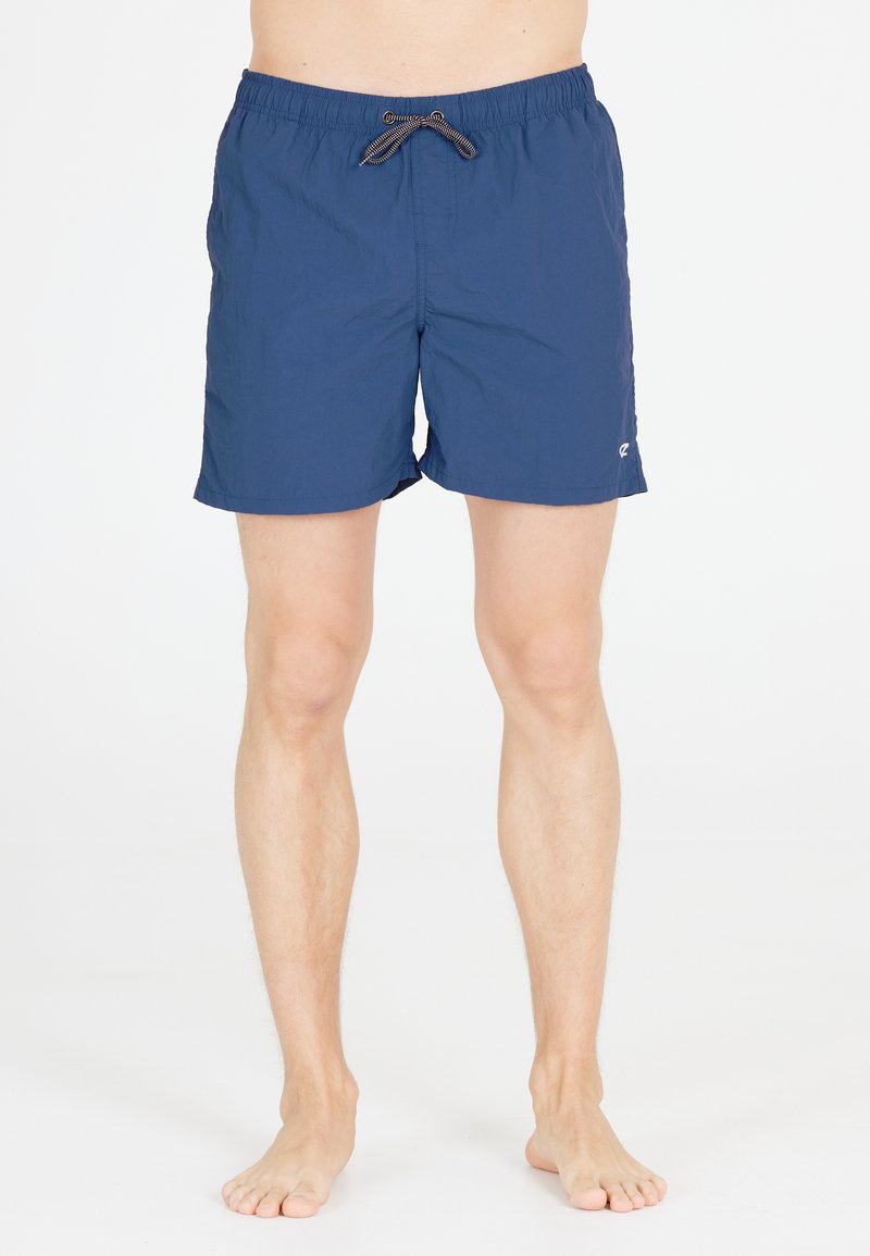 Sinipunaiset uimashortsit, jotka on valmistettu kevyestä kankaasta. Niissä on joustava vyötärö, jossa on naru, sivutaskut ja huoliteltu reuna.