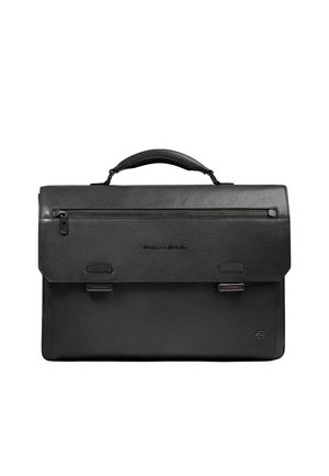 Maletín de cuero negro con asa superior, solapa frontal asegurada por dos broches metálicos y un bolsillo horizontal con cremallera en la solapa.