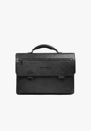 Maletín de cuero negro con asa superior, solapa frontal asegurada por dos broches metálicos y un bolsillo horizontal con cremallera en la solapa.