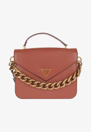 Borsa a tracolla in pelle marrone con catena dorata e manico superiore, con un logo triangolare Guess USA sulla patta anteriore.