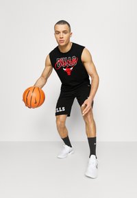 New Era NBA CHICAGO BULLS SCRIPT SLEEVELESS TEE - Vereinsmannschaften