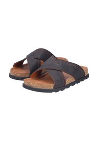 Donkerbruine slidesandalen met gekruiste leren banden met textuur, kurken tussenzool en zwarte rubberen buitenzool. Eenvoudig ontwerp voor casual gebruik.