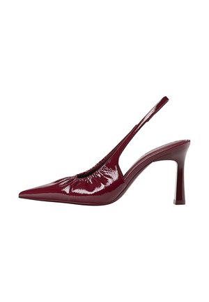 Glanzende bordeauxrode slingback met spits toelopende neus, hoge hak met ruches en gebogen naaldhak.