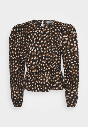 Blouse noire à manches longues avec taches léopard abstraites marron et blanches, taille élastique, épaules bouffantes et fermeture à bouton en forme de trou de serrure au dos.