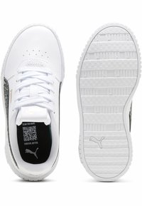 Sneaker Puma con tomaia in pelle bianca, pannello laterale nero a contrasto, suola testurizzata e etichetta con codice QR all'interno.