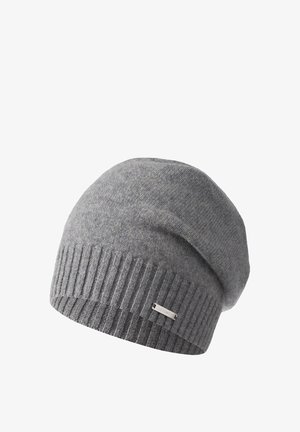 Béret en tricot gris avec une texture côtelée, doté d'un revers et d'une petite étiquette en métal sur le côté. Tissu doux et chaud.