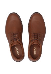 Bruine leren schoenen met ronde neus, vijf vetergaatjes, contrasterende stiksels en een gestructureerde binnenzool. Merknnaam "Venezia" zichtbaar aan de binnenkant.