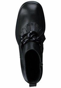 Botín negro de cuero hasta el tobillo con detalles de flecos y herrajes brillantes. Punta redondeada y cierre lateral con cremallera. Textura suave, diseño minimalista.