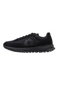 Zapatillas deportivas negras con un upper texturizado, que presentan un logotipo prominente en el lateral, cordones planos y una suela resistente para tracción.