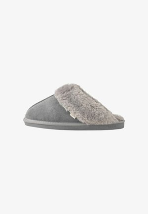 Zapatilla gris de ante tipo slip-on con grueso forro interior y borde de suela de piel sintética gris suave, diseñada para confort en interiores.