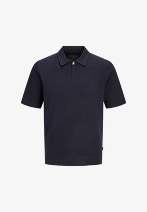 Tumesinine lühikeste varrukatega polo-särk, millel on krae juures lukuga detail ja tekstureeritud kangapind.