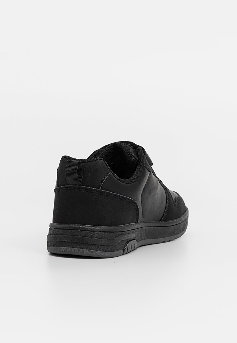Czarny sneaker z wyściółką wokół kostki, teksturowaną podeszwą i pętelką na pięcie, pokazany z tylno-lewego kąta na białym tle.