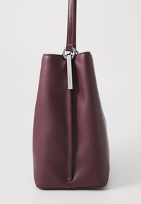 Calvin Klein CONVERTIBLE BUCKET BAG - Borsa a tracolla - vineyard wine