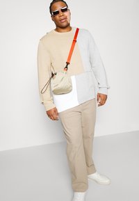 Levi's® Plus CORDUROY - Pantaloni - true chino shady