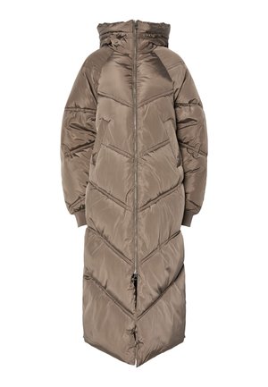 Długa, brązowa kurtka puchowa z zamkiem błyskawicznym z przodu, kapturem i ukośnym pikowaniem. Posiada oversize'owe rękawy i elastyczne mankiety.