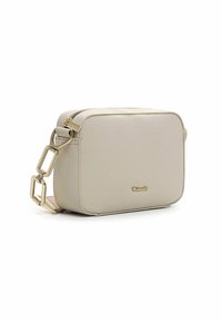 Borsa a tracolla rettangolare in pelle sintetica beige con dettagli in metallo color oro, chiusura con zip e tracolla regolabile. Visibile il logo sulla parte frontale.