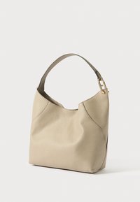 Beige nahkainen olan yli kannettava laukku, jossa on teksturoitu pinta, kaareva muotoilu ja yksittäinen olkahihna, jossa on kullanvärinen metallikoriste.