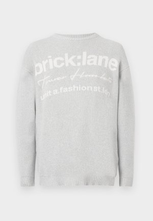 Hellgrauer Strickpullover mit gerippten Bündchen und Saum, mit weißem Text "brick: lane" und zusätzlicher kleiner Schrift über der Brust.