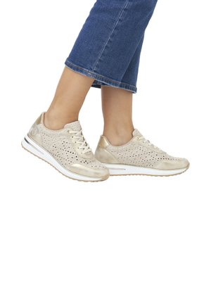 Baskets beige clair avec une tige en maille respirante, un design à lacets et une semelle rembourrée. Accentué de détails métalliques brillants.