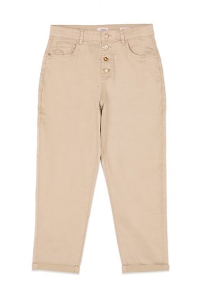 Beige hoge taille broek met vier knopen aan de voorkant, steekzakken, ceintuurlussen en opgerolde pijpen.