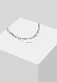 Collier multi-rangs en argent avec des maillons lisses et texturés, de différentes épaisseurs, avec de subtils accents de perles tout au long.
