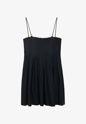 Czarna bezrękawnikowa sukienka z marszczonym korpusem, elastycznym pasem i luźną, marszczoną spódnicą. Ma cienkie, regulowane ramiączka i teksturowany materiał.