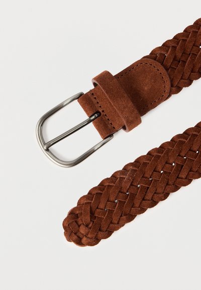 Ceinture tressée en daim marron avec une boucle en métal argenté et une boucle en cuir cousue sur fond blanc.