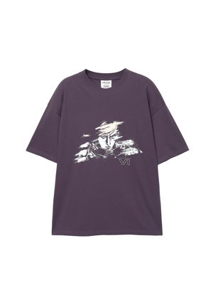 Tricou oversized de culoare mov, realizat din bumbac, având un print grafic cu fața unui personaj și textul "VI" în alb, amplasat în centru.