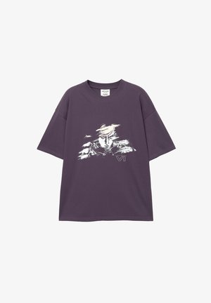 T-shirt oversize viola in cotone con una stampa grafica del volto di un personaggio e il testo "VI" in bianco al centro.
