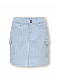 Gestreepte denim rok in lichtblauw en wit, met voorzakken en cargozakken, voorzien van een knoopsluiting en een rechte snit.