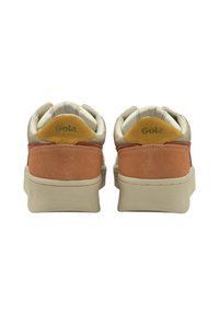 Sneaker in suede marrone e beige con una suola bianca texturizzata. Logo Gola in oro sul tallone. Forma arrotondata e colletto imbottito per il comfort.