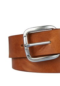 Cintura in pelle color tan con fibbia rettangolare in metallo argentato. Presenta una superficie liscia e un solo foro per la regolazione.