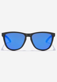 Ochelari de soare negri cu o ramă texturată și lentile reflectorizante albastre vibrante. Au o formă rectangulară largă și un design elegant.