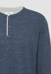 Marineblaue Langarm-Henley-Hemd mit hellgrauem Kragen, drei Knöpfen und strukturiertem Stoff, mit einem kleinen Markenschild nahe dem Saum.