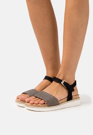 Sandalen met plateauzool - black