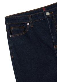 Jeans in denim blu scuro con cuciture arancioni, una piccola tasca frontale e chiusura a bottone metallico. Il tessuto ha una consistenza liscia.