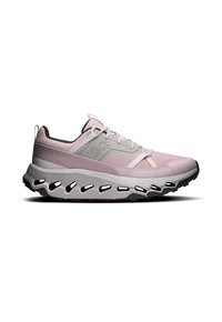 Baskets de sport rose clair avec une tige en mesh, des accents gris, une semelle rembourrée avec des découpes et une semelle extérieure en caoutchouc noir.