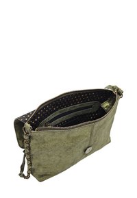 Pochette en daim vert olive avec une fermeture éclair, doublure noire à motif avec des points bruns, et un détail de bouton décoratif.