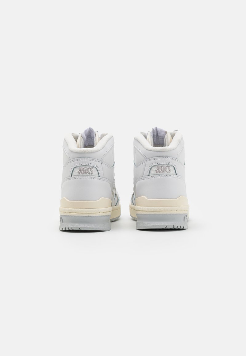 Weiße High-Top-Sneaker mit einem Obermaterial aus strukturiertem Leder, cremefarbener Zwischensohle und grauer Gummisohle. Verfügt über einen gepolsterten Kragen und ein Markenlogo.