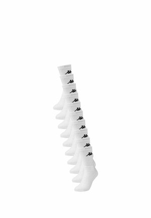 Negen paar witte enkelsokken met een zwart logo op de geribbelde boord, diagonaal opgestapeld op een witte achtergrond.