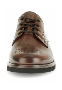 Chaussures en cuir marron à lacets avec détails en brogue, bout rond, texture lisse et semelle en caoutchouc noir.