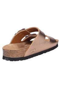 Sandalo slide in pelle marrone con finitura testurizzata, design aperto, soletta in sughero e suola in gomma nera. Presenta due fasce con ritagli per supporto.