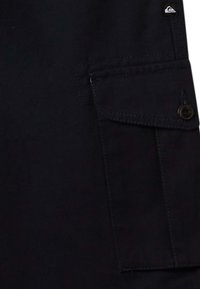 Shorts cargo bleu marine foncé en coton, dotés d'une poche à rabat avec fermeture à bouton et de détails de surpiqûre. Étiquette logo sur la taille.