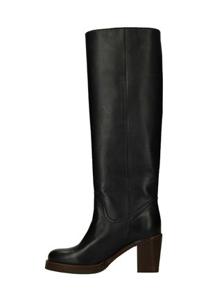 Botte en cuir noire, arrivant au genou, avec un bout arrondi, des détails au niveau du talon et une texture lisse, dotée d'un talon en bois empilé.