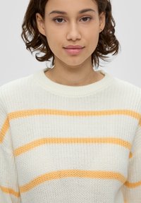 Cremefarbener Pullover mit horizontalen gelben Streifen, stricken Struktur und Rundhalsausschnitt. Details sind gerippte Bündchen und Saum.