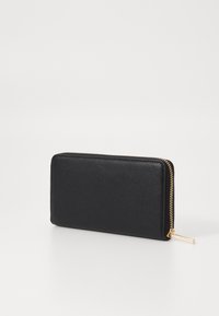 Portafoglio in pelle nera con superficie texturizzata, dotato di chiusura a zip dorata e forma rettangolare elegante.