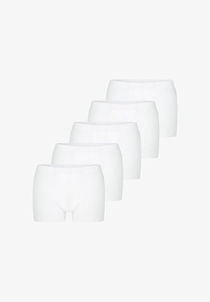 Cinque paia di boxer bianchi semplici disposti in fila sfalsata su sfondo bianco.